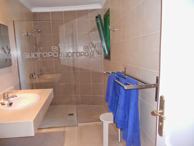 BañoEn los dos apartamentos que estuvimos eran iguales