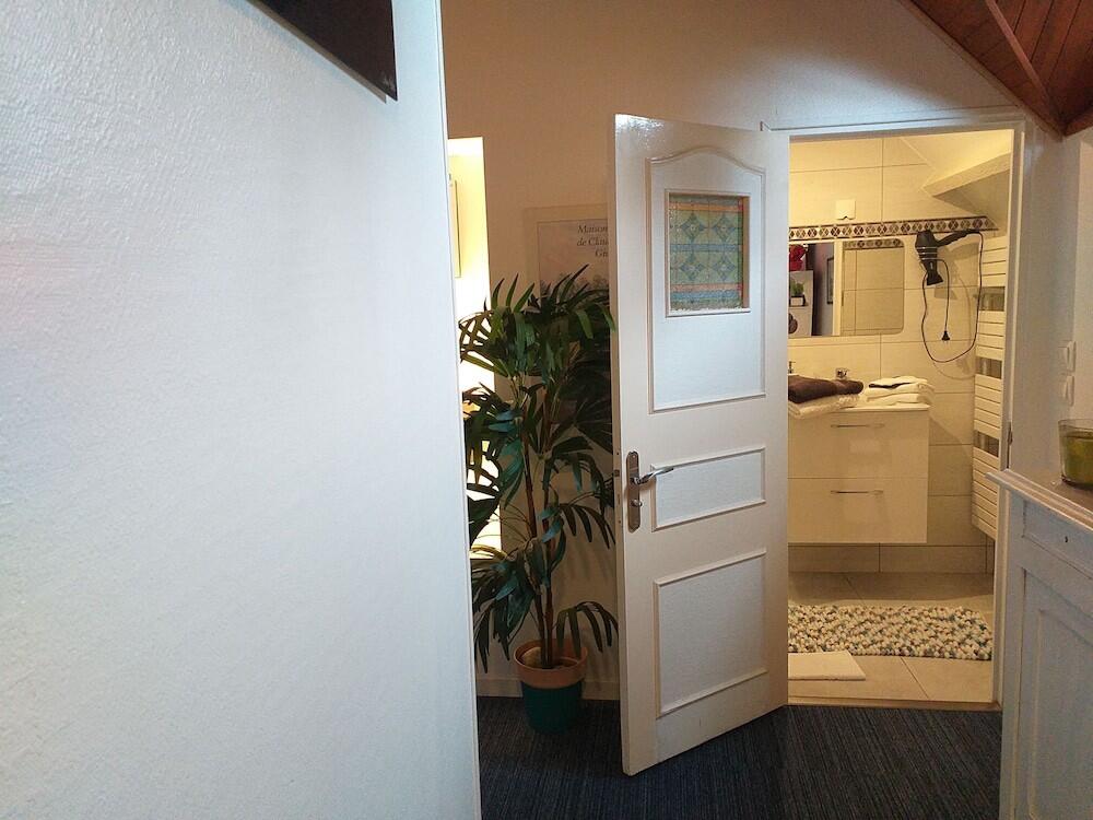 Foto del baño de Bed-and-Breakfast Chambre du Jardin Fleuri
