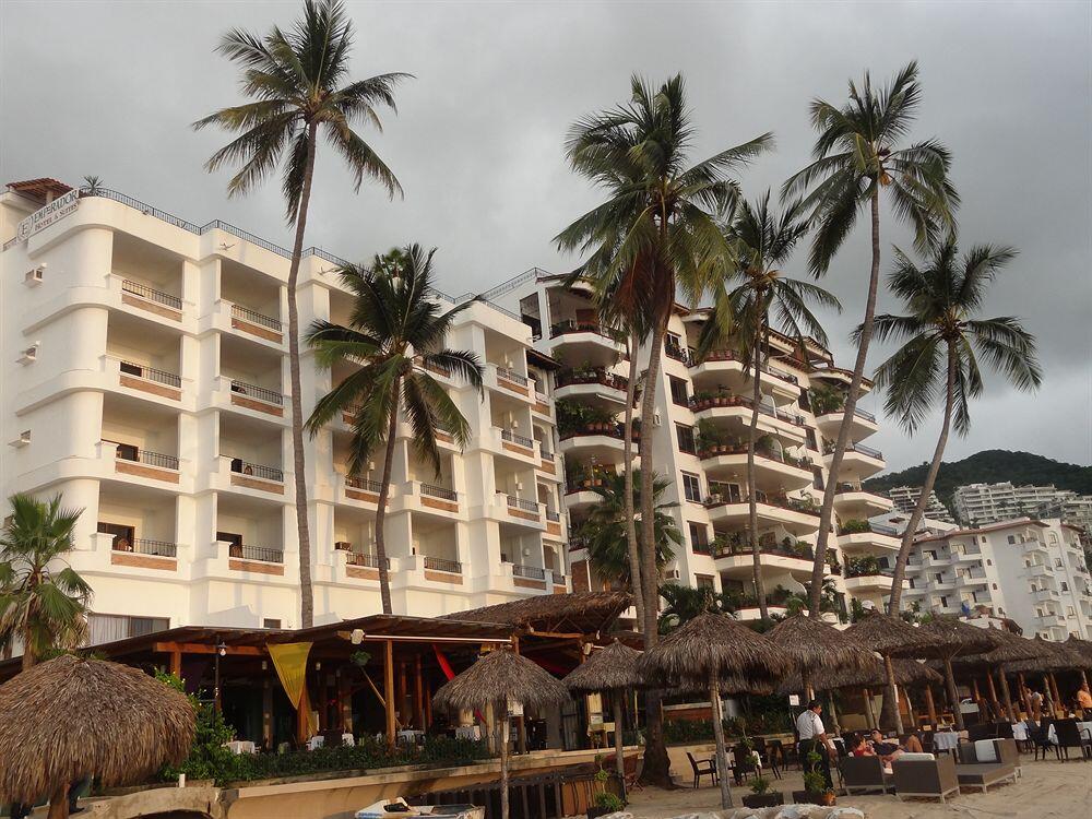 Foto del exterior de Emperador Vallarta Beachfront Hotel and Suites