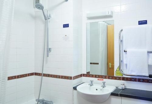 Foto del baño de Hotel Wee Waif by Greene King Inns