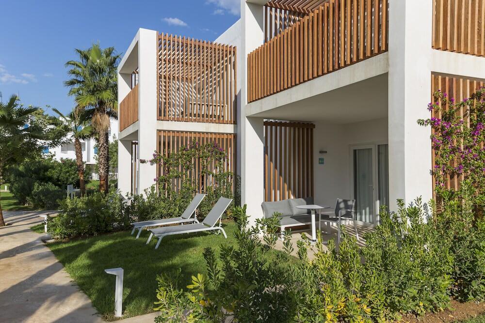 Foto del exterior de Hotel Cala Llenya Resort Ibiza