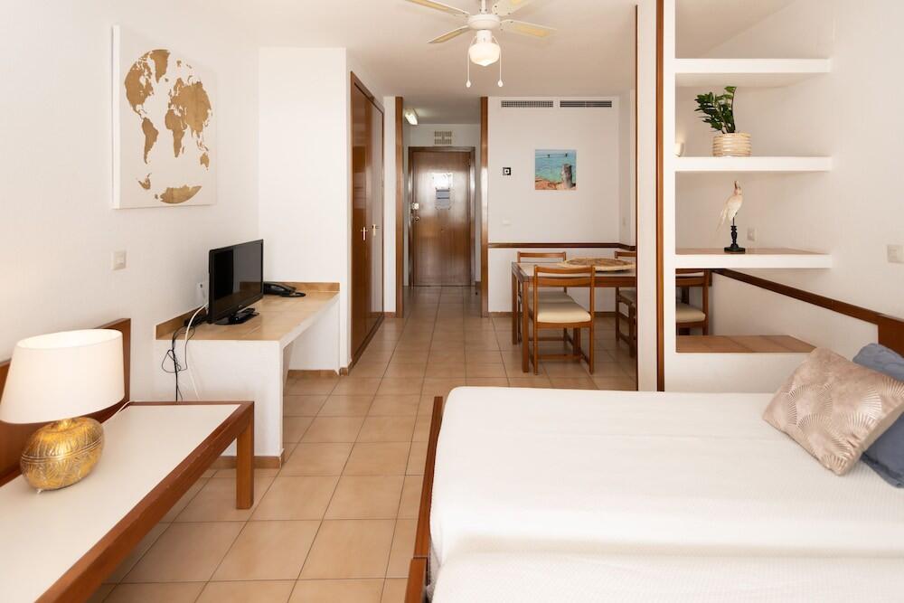 Foto de una habitación de Apartamentos María Cristina Beach
