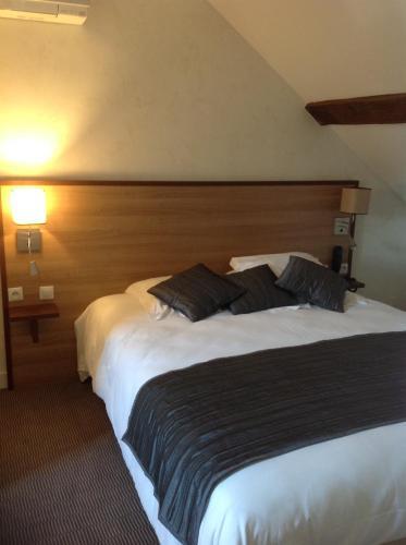 Room – Logis Auberge À La Tête De Lard