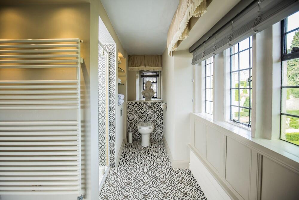 Bathroom – Court House Manor Luxury B&amp;amp;B