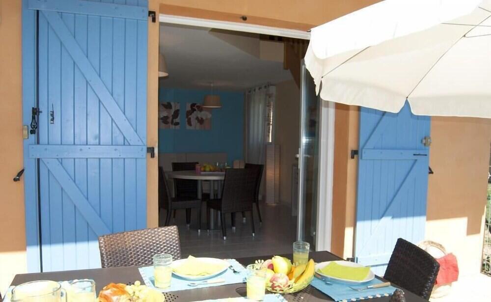 Foto de una habitación de Lagrange Grand Bleu Vacances – Résidence Le Mas de Torreilles