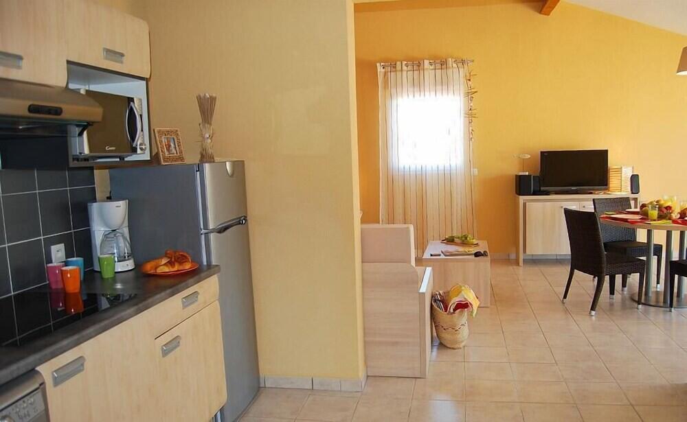 Foto de una habitación de Lagrange Grand Bleu Vacances – Résidence Le Mas de Torreilles