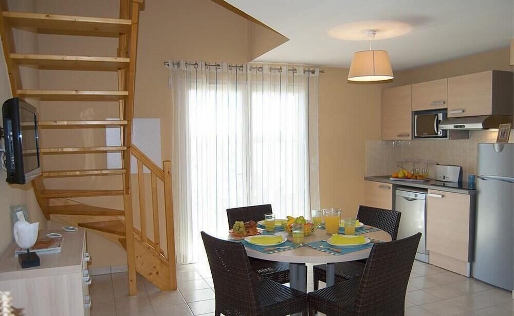 Foto de una habitación de Lagrange Grand Bleu Vacances – Résidence Le Mas de Torreilles