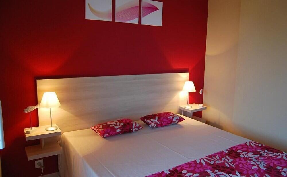 Foto de una habitación de Lagrange Grand Bleu Vacances – Résidence Le Mas de Torreilles