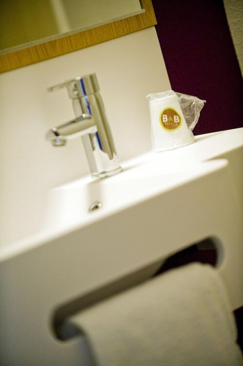 Foto del baño de B&amp;amp;B HOTEL Montluçon