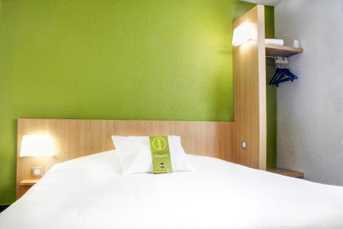 Foto de una habitación de B&amp;amp;B HOTEL Montluçon