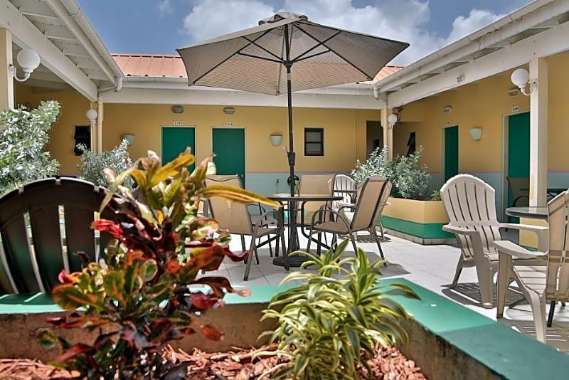 Foto del exterior de Carl&amp;#039;s Unique Inn &amp;amp; Conference Facilities