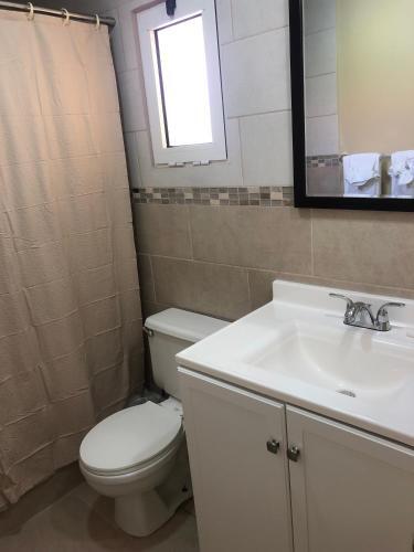Foto del baño de Carl&amp;#039;s Unique Inn &amp;amp; Conference Facilities