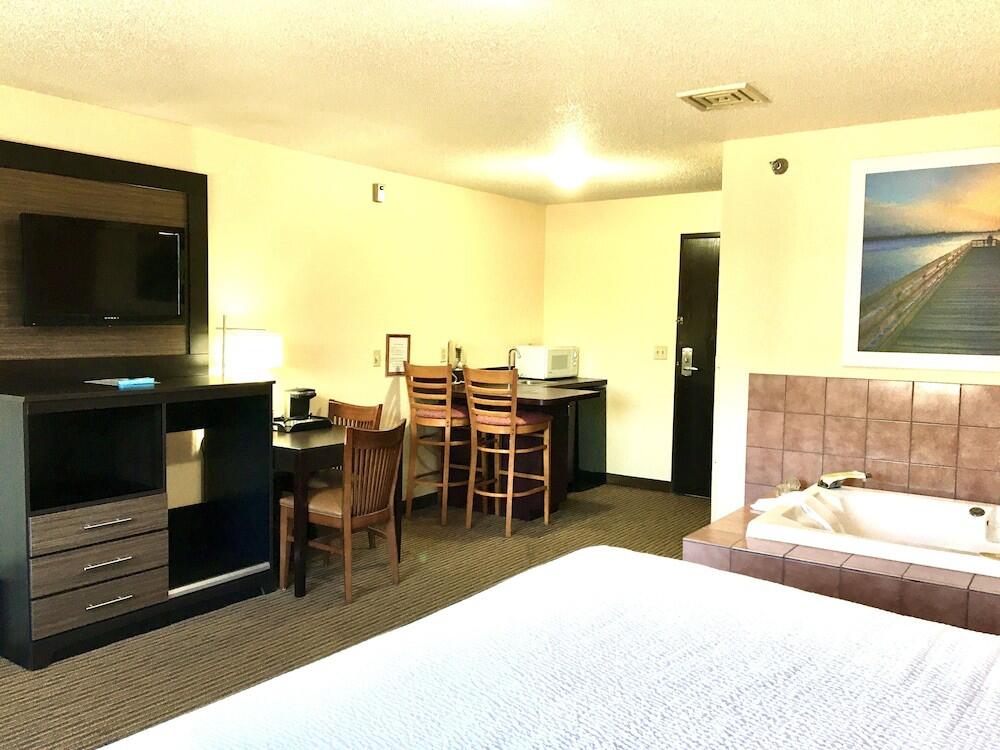 Room – Hotel Days Inn &amp;amp; Suites by Wyndham Traverse City