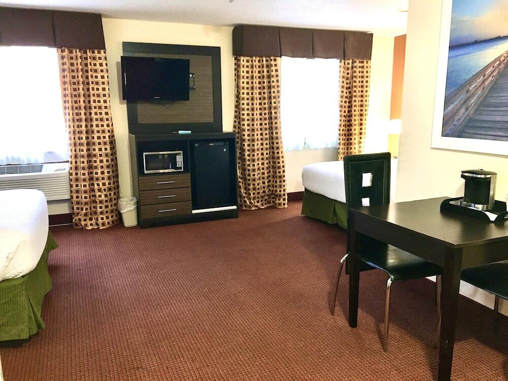 Room – Hotel Days Inn &amp;amp; Suites by Wyndham Traverse City