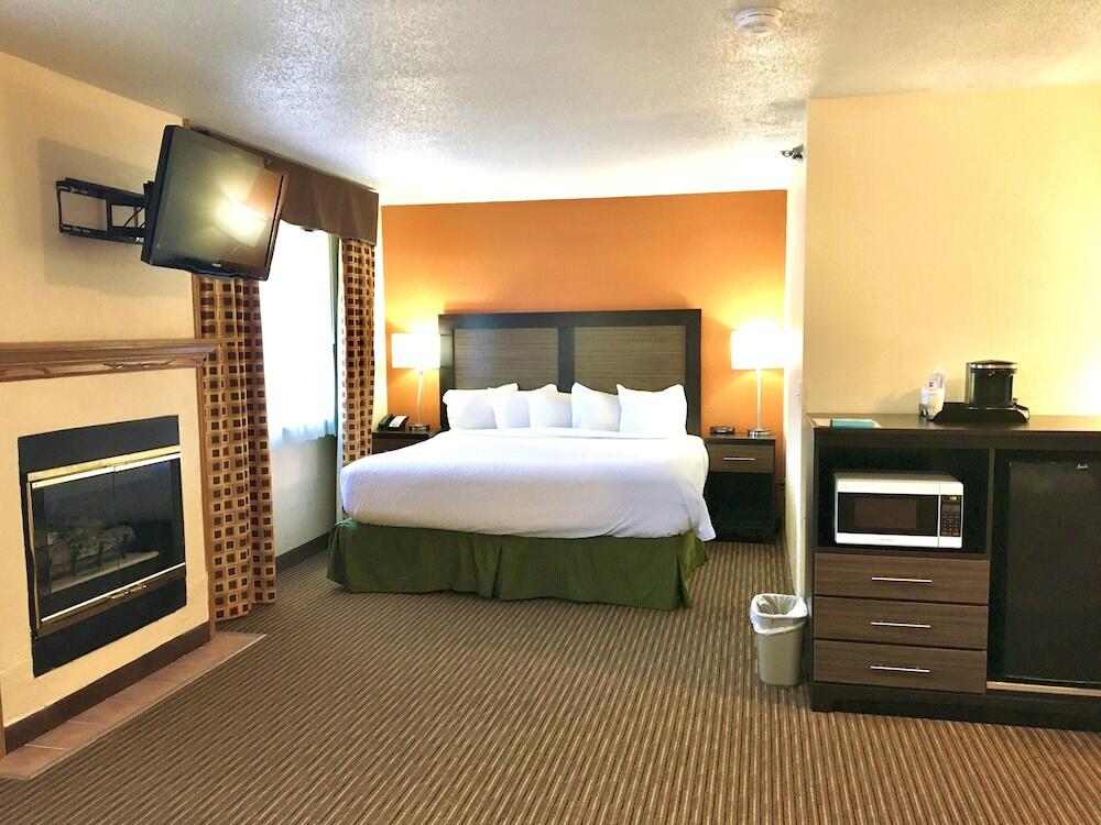 Room – Hotel Days Inn &amp;amp; Suites by Wyndham Traverse City