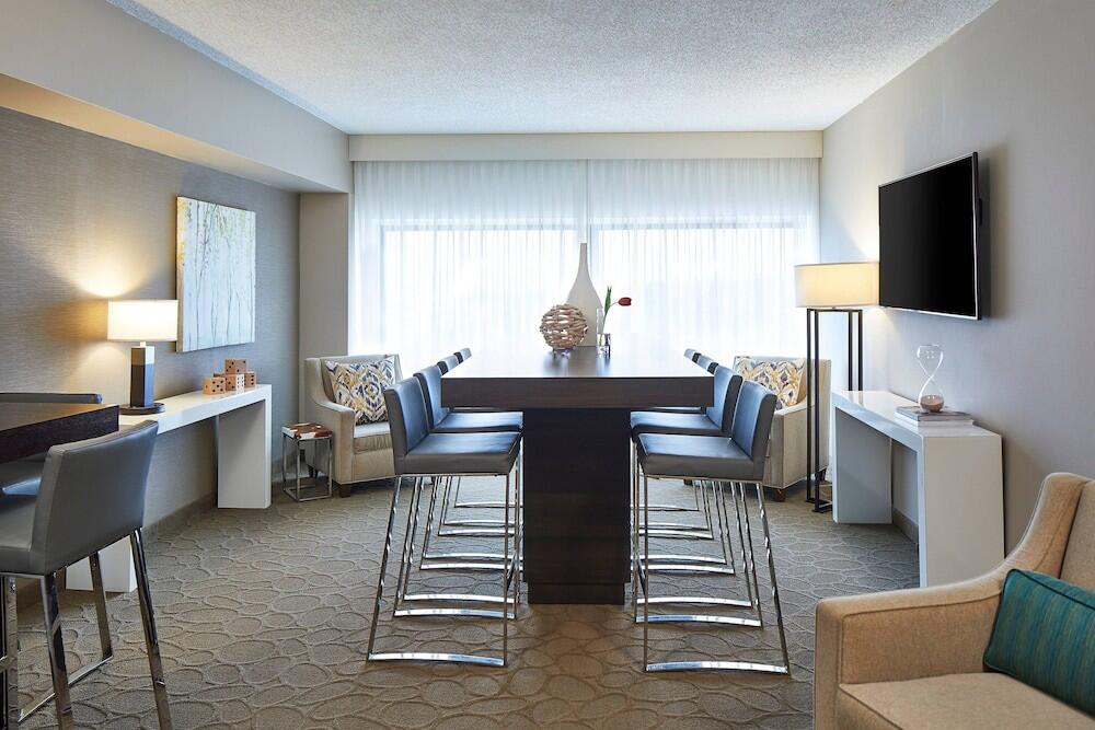 Foto de restauración de Renaissance Chicago Glenview Suites Hotel