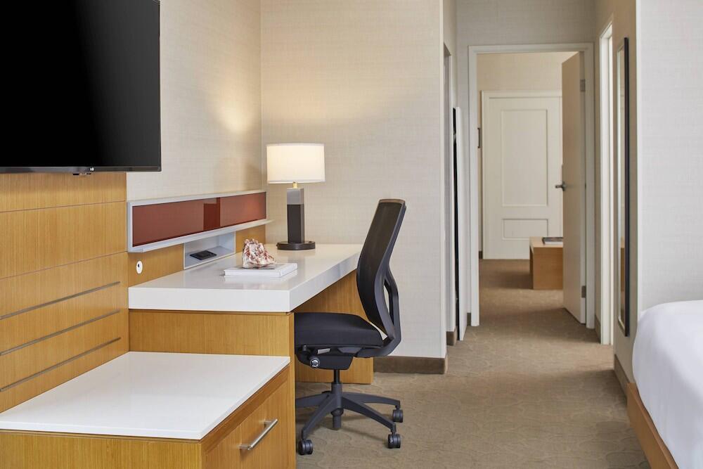 Foto de una habitación de Renaissance Chicago Glenview Suites Hotel