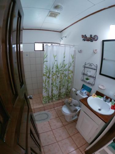 Foto del baño de Hotel Perico Azul &amp;amp; Surf Camp