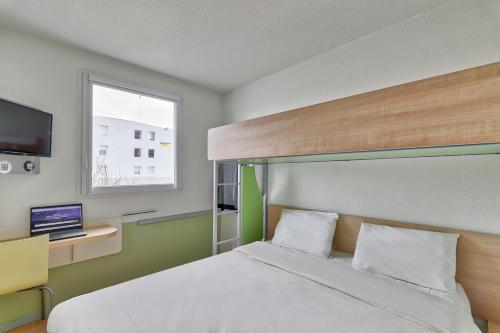 Foto de una habitación de B&amp;amp;B HOTEL Montluçon Saint-Victor