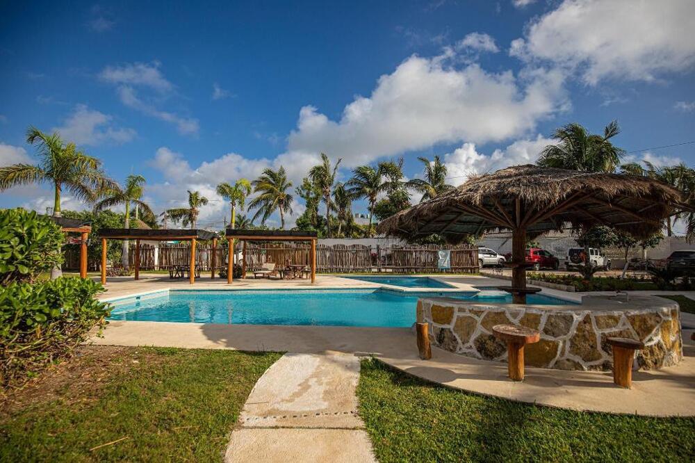 Foto del exterior de Capital O Hotel Arena Beach Club