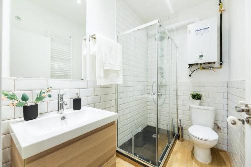 Foto del baño de Apartamentos AmazINN Places Atocha