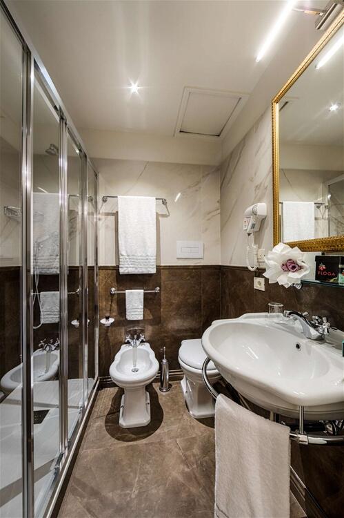 Foto del baño de Plaza Hotel Lucchesi