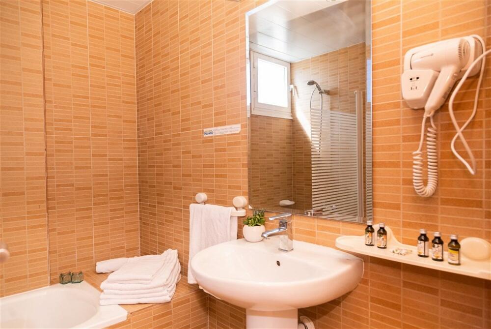 Foto del baño de Aparthotel Ona Palamós