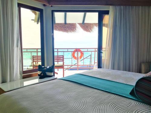 Foto de una habitación de Palafitos Overwater Bungalows El Dorado Maroma - Adults Only