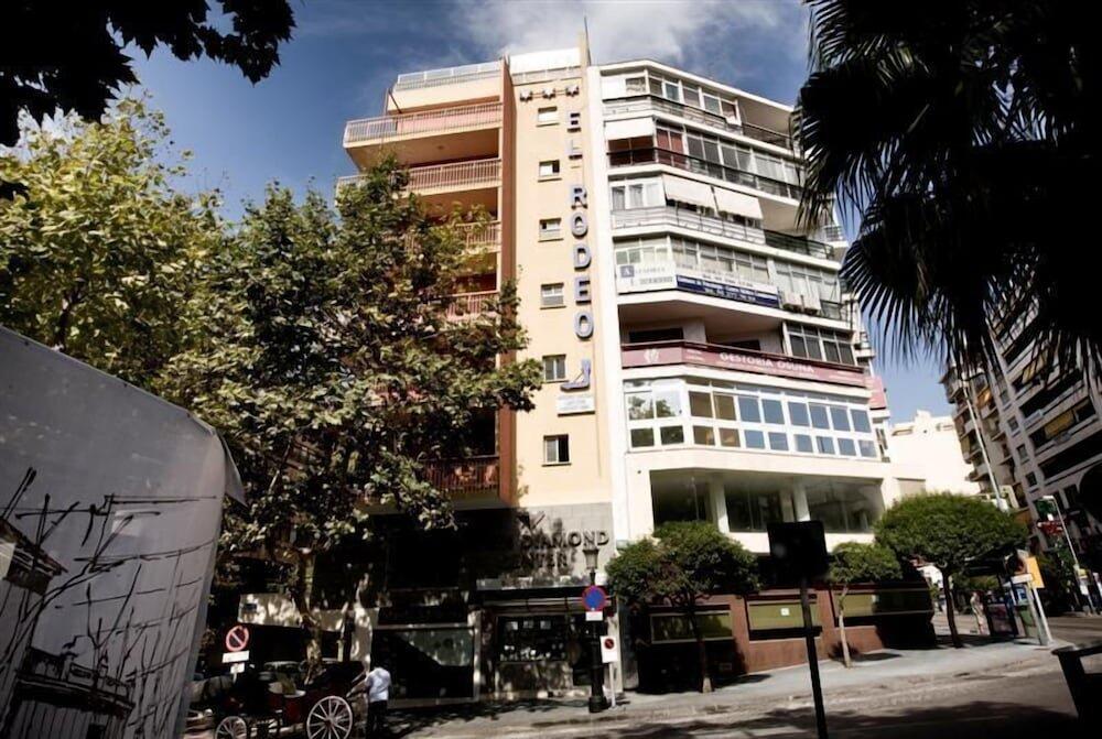 Foto del exterior de Hotel Monarque El Rodeo
