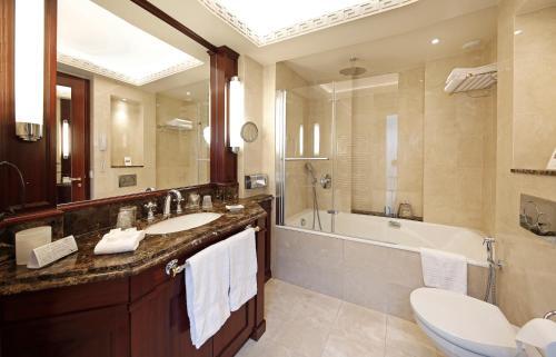 Foto del baño de Hôtel Napoleon Paris