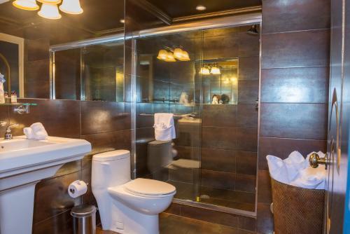 Foto del baño de Hotel Riviera Suites