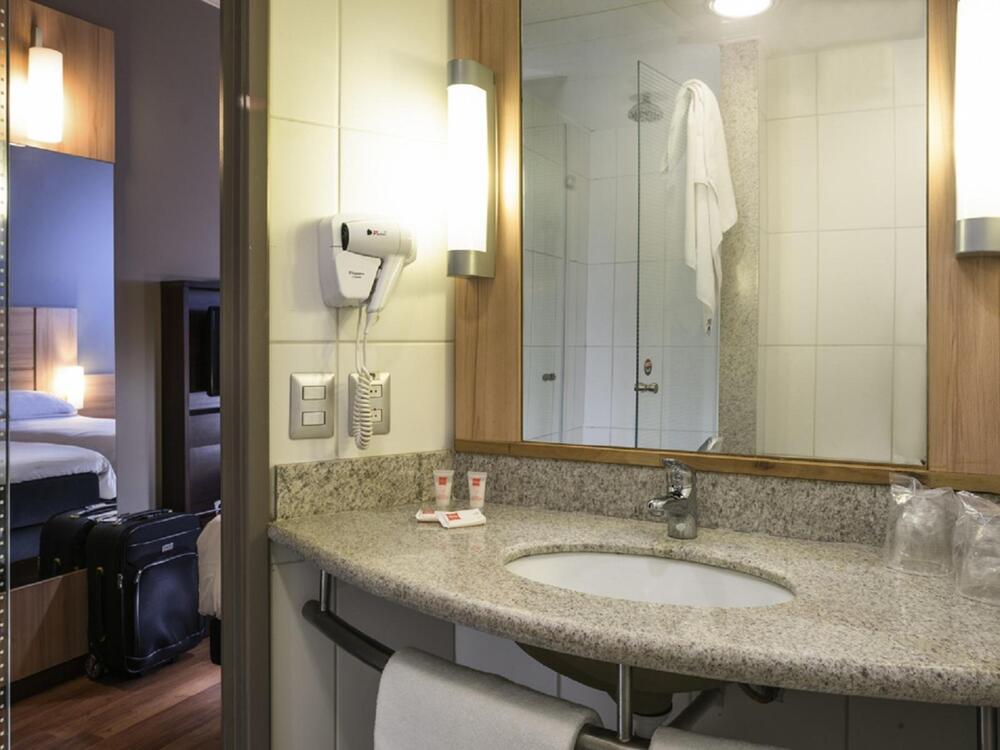 Foto del baño de ibis Santiago Las Condes Manquehue Hotel