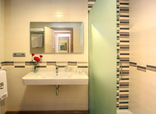 Foto del baño de Invisa Hotel Club Cala Blanca