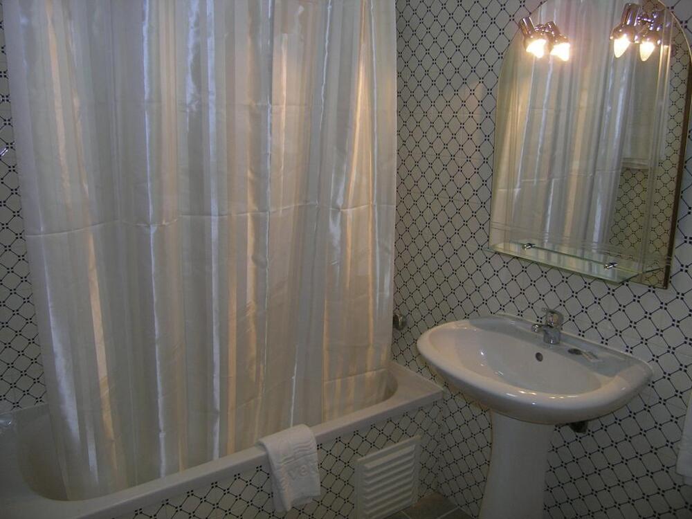 Foto del baño de Apartamentos Paula Bela by Garvetur