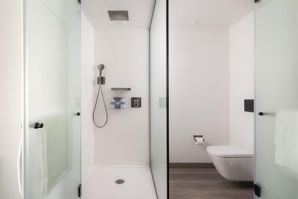 Foto del baño de Hotel YOTEL Porto