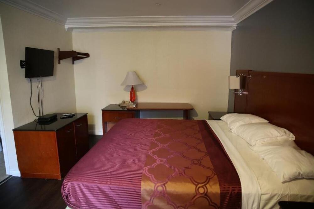 Foto de una habitación de Motel Chateau Inn &amp;amp; Suites