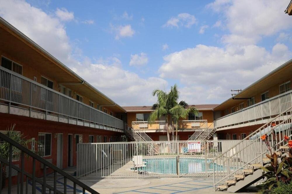 Foto de los servicios de Motel Chateau Inn &amp;amp; Suites
