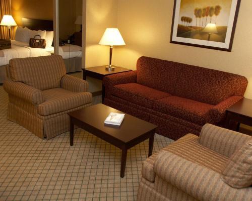 Foto de una habitación de Hotel Armoni Inn &amp;amp; Suites