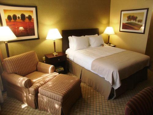 Foto de una habitación de Hotel Armoni Inn &amp;amp; Suites