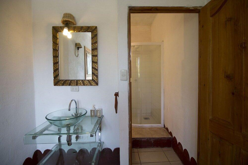 Foto del baño de Eco Hotel Uxlabil Atitlan