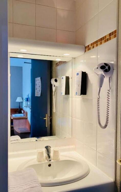 Foto del baño de Kyriad Bourges Sud
