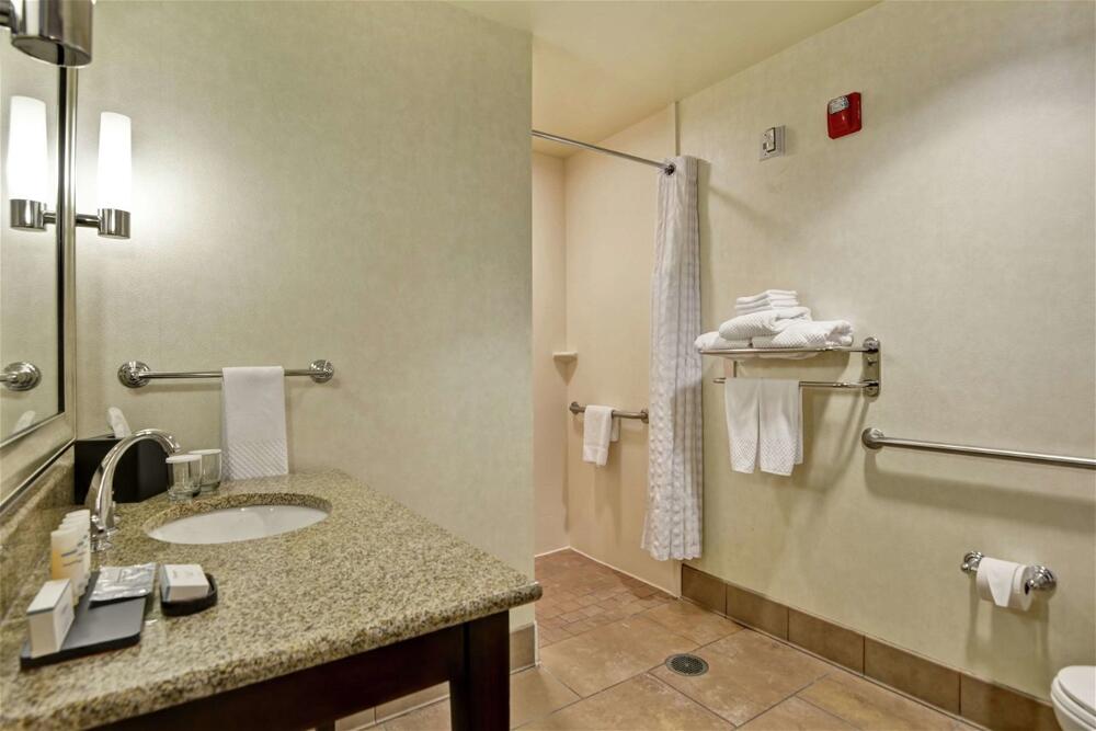 Foto del baño de Hotel Embassy Suites Savannah Airport