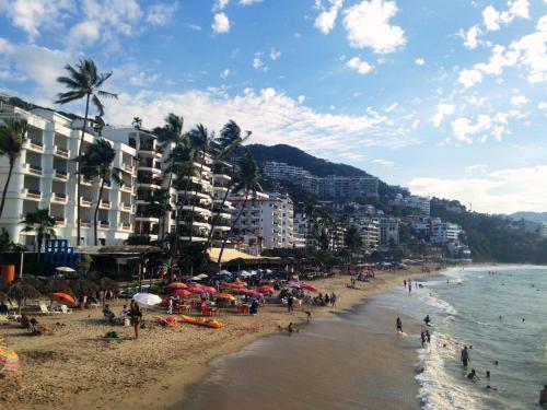Foto del exterior de Emperador Vallarta Beachfront Hotel and Suites