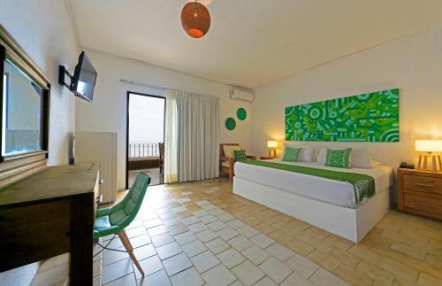 Foto de una habitación de Emperador Vallarta Beachfront Hotel and Suites