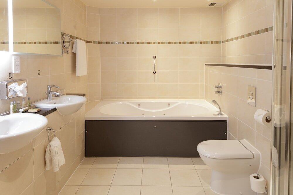 Foto del baño de Cambridge Belfry Hotel &amp;amp; Spa