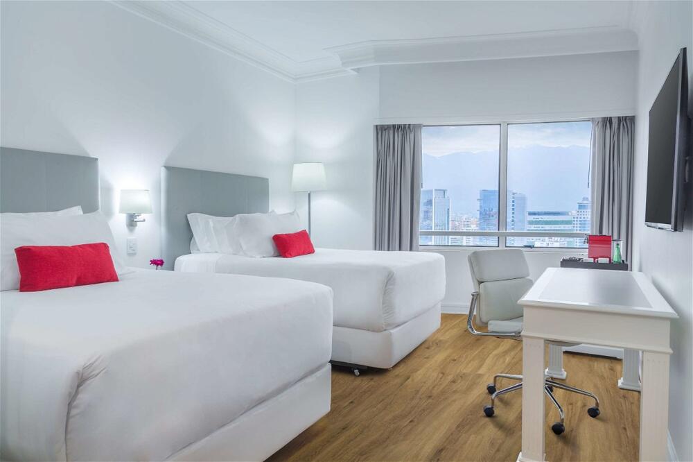 Foto de una habitación de Hotel NH Collection Plaza Santiago