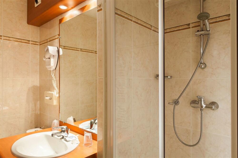 Foto del baño de Hotel Kyriad Tours St Pierre des Corps Gare