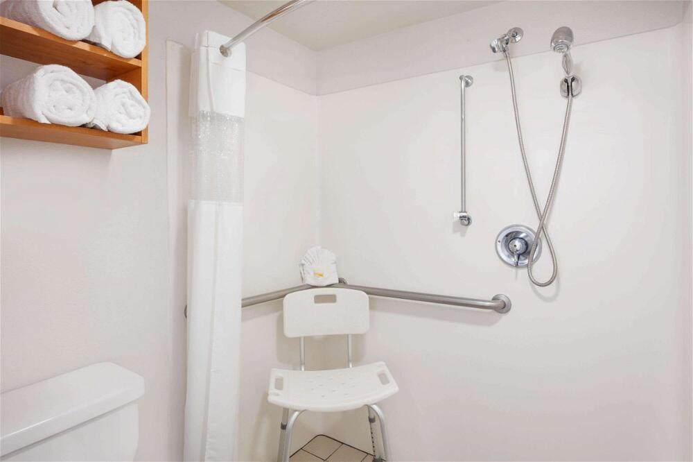 Foto del baño de Hotel La Quinta Inn by Wyndham Cocoa Beach-Port Canaveral