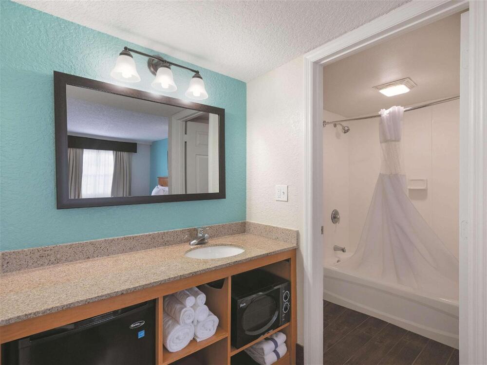 Foto del baño de Hotel La Quinta Inn by Wyndham Cocoa Beach-Port Canaveral
