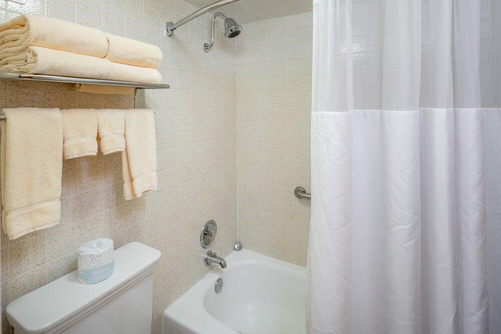 Foto del baño de Hotel SFO El Rancho Inn SureStay Collection by Best Western